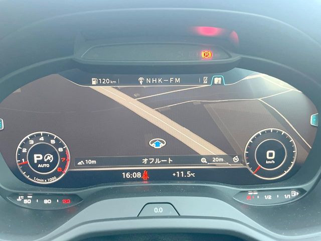 ���o�[�`�����R�b�N�s�b�g:�S�̂��t���p�l���ƂȂ��Ă����i�I�ȃ��[�^�[�p�l���B�ʏ�̃X�s�[�h���[�^�[�Ƃ��Ă̋@�\�͂������A�i�r�E�I�[�f�B�I�@�\�̊m�F�E������ł��A�^�]�ɏW�����₷���Ȃ��Ă���܂��B