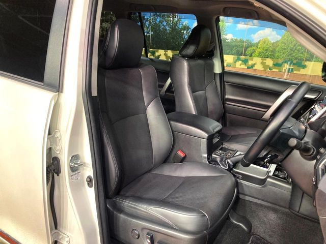 【黒革シート】上質な本革を使用し、高級感あふれる黒革シート。常に体に触れる部分だから、座り心地の良さにはこだわりたいですね♪汚れの付着や劣化を抑制する内装コーティング施工もおススメですよ♪