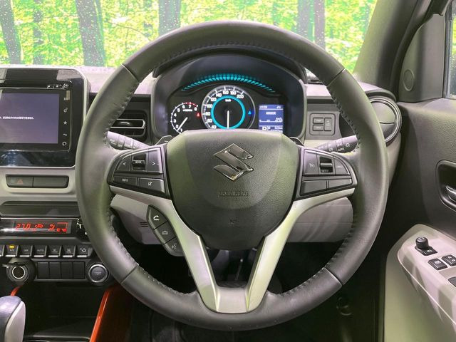 �C���e���A�ɍ��킹���f�U�C���̃X�e�A�����O�́A�^�]�������̂��Ƃ��l���A�^�]���₷���`��A�傫���ł��B�����x�A���ۂɐG���Ă��m���߂��������B