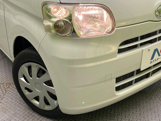 �C���e���A�ɍ��킹���f�U�C���̃X�e�A�����O�́A�^�]�������̂��Ƃ��l���A�^�]���₷���`��A�傫���ł��B�����x�A���ۂɐG���Ă��m���߂��������B