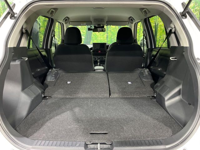 ���i�̂���������ʋ΁A���}���ɏ\���ȉ׎��X�y�[�X���m�ۂ��Ă���܂��B�Z�J���h�V�[�g��|���ƁA�傫�ȉו��̐ύڂ��\�ł���