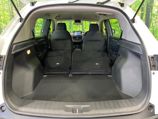 ���i�̂���������ʋ΁A���}���ɏ\���ȉ׎��X�y�[�X���m�ۂ��Ă���܂��B�Z�J���h�V�[�g��|���ƁA�傫�ȉו��̐ύڂ��\�ł���