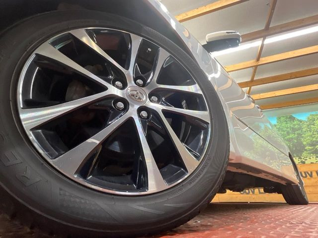 �y����18�C���`�A���~�z�C�[���z�O�ςɃ}�b�`���������A���~�z�C�[���𑕒����Ă���܂��B�e��ЊO�A���~�z�C�[����A�X�^�b�h���X�^�C�����戵�����Ă���܂��B���񂲑��k����������