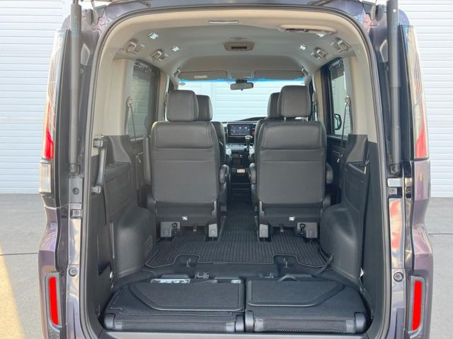 ���i�̂���������ʋ΁A���}���ɏ\���ȉ׎��X�y�[�X���m�ۂ��Ă���܂��B�Z�J���h�V�[�g��|���ƁA�傫�ȉו��̐ύڂ��\�ł���