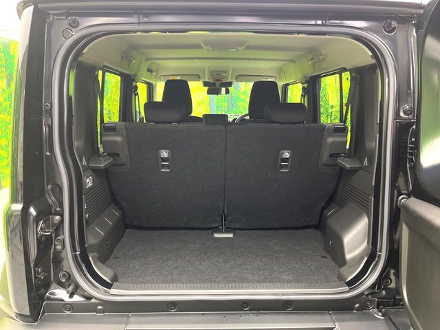 ���i�̂���������ʋ΁A���}���ɏ\���ȉ׎��X�y�[�X���m�ۂ��Ă���܂��B�Z�J���h�V�[�g��|���ƁA�傫�ȉו��̐ύڂ��\�ł���