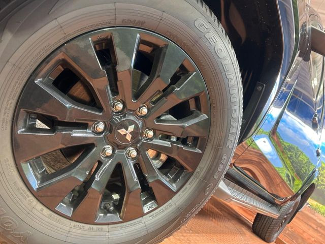 �y����18�C���`�A���~�z�C�[���z�O�ςɃ}�b�`���������A���~�z�C�[���𑕒����Ă���܂��B�e��ЊO�A���~�z�C�[����A�X�^�b�h���X�^�C�����戵�����Ă���܂��B���񂲑��k����������