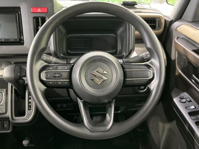 �C���e���A�ɍ��킹���f�U�C���̃X�e�A�����O�́A�^�]�������̂��Ƃ��l���A�^�]���₷���`��A�傫���ł��B�����x�A���ۂɐG���Ă��m���߂��������B