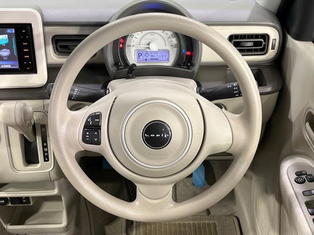 �C���e���A�ɍ��킹���f�U�C���̃X�e�A�����O�́A�^�]�������̂��Ƃ��l���A�^�]���₷���`��A�傫���ł��B�����x�A���ۂɐG���Ă��m���߂��������B�^�]�ȃV�[�g���͎g�p�������Ȃ��A�ǍD�ȏ�ԂƂȂ��Ă��܂�