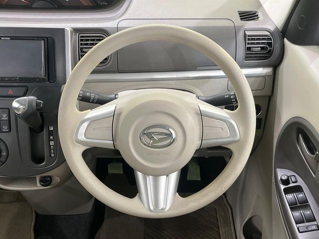 �C���e���A�ɍ��킹���f�U�C���̃X�e�A�����O�́A�^�]�������̂��Ƃ��l���A�^�]���₷���`��A�傫���ł��B�����x�A���ۂɐG���Ă��m���߂��������B