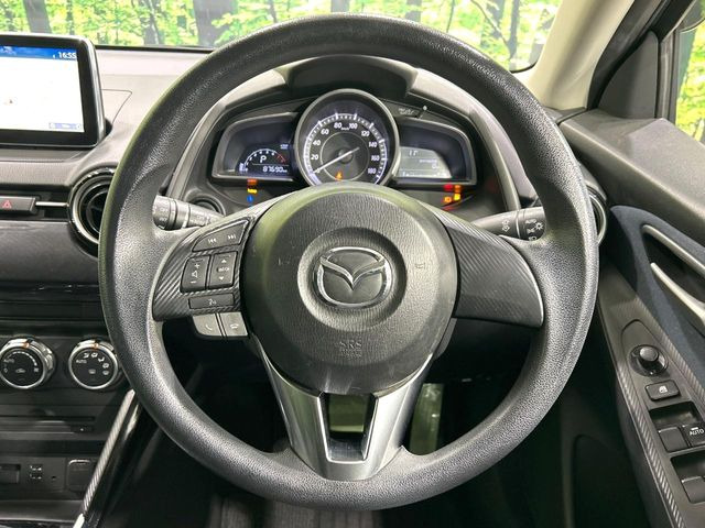 �C���e���A�ɍ��킹���f�U�C���̃X�e�A�����O�́A�^�]�������̂��Ƃ��l���A�^�]���₷���`��A�傫���ł��B�����x�A���ۂɐG���Ă��m���߂��������B