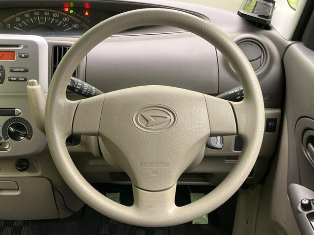 �C���e���A�ɍ��킹���f�U�C���̃X�e�A�����O�́A�^�]�������̂��Ƃ��l���A�^�]���₷���`��A�傫���ł��B�����x�A���ۂɐG���Ă��m���߂��������B