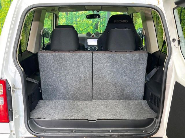 ���i�̂���������ʋ΁A���}���ɏ\���ȉ׎��X�y�[�X���m�ۂ��Ă���܂��B�Z�J���h�V�[�g��|���ƁA�傫�ȉו��̐ύڂ��\�ł���