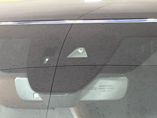 �yi-ACTIVESENSE�z���s���ɑO���̎ԗ�����F�����A�Փ˂������Ȏ��͌x��ƃu���[�L�ŏՓˉ���Ɣ�Q�y�����A�V�X�g�B�����S�Ƀh���C�u�����y���݂��������܂��B