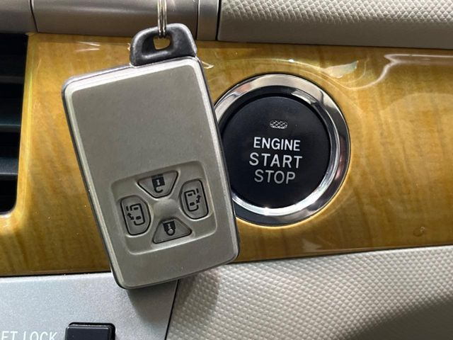 �y�X�}�[�g�L�[�z�J�o����|�P�b�g�ɓ��ꂽ�܂܂ł��h�A�̎{���E�������\�ȃX�}�[�g�L�[�𑕔��B�G���W���̃I���E�I�t�����J�M�����o���K�v����������Ƃ��Ă��֗��ł���