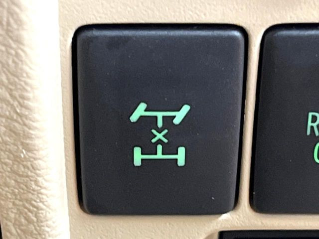 �y�Z���^�[�f�t���b�N�z���H��ᓹ�ȂǂŎԂ��X�^�b�N�����ꍇ�ł��A�^�C���̋�]��}�����E�o���₷������f�t���b�N�𑕔��B�ϐ�n��I�t���[�h�ł̎g�p���������ɂ��X�X���̈��ł���