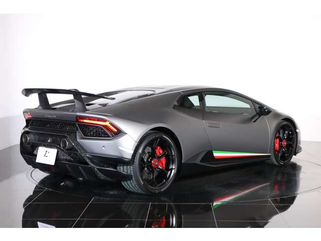 �g�����X�p�����g�G���W���{���l�b�g���猩����V10���j�b�g����ۓI�B���`�Ƌ@�\�����������A�y���t�H���}���e�Ȃ�ł͂̐݌v�����͂ł��B