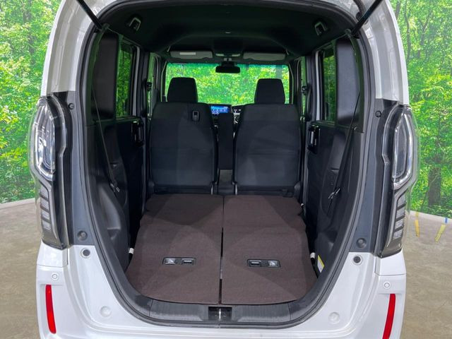 ���i�̂���������ʋ΁A���}���ɏ\���ȉ׎��X�y�[�X���m�ۂ��Ă���܂��B�Z�J���h�V�[�g��|���ƁA�傫�ȉו��̐ύڂ��\�ł���