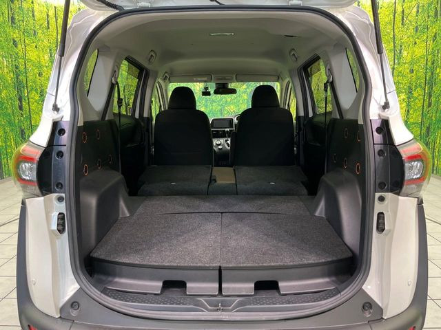 普段のお買い物や通勤、送迎等に十分な荷室スペースを確保しております。セカンドシートを倒すと、大きな荷物の積載も可能です♪