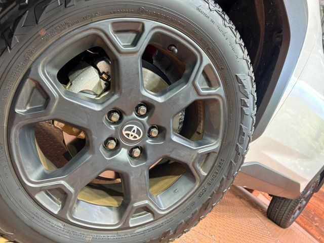 �y����18�C���`�A���~�z�C�[���z�O�ςɃ}�b�`���������A���~�z�C�[���𑕒����Ă���܂��B�e��ЊO�A���~�z�C�[����A�X�^�b�h���X�^�C�����戵�����Ă���܂��B���񂲑��k����������