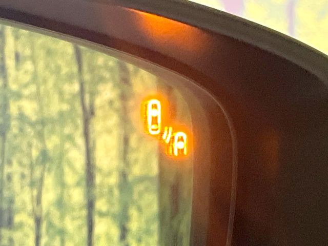 �y�u���C���h�X�|�b�g���j�^�����O�z���s���A�h�A�~���[�̎��p�ɂȂ�₷���ӏ��Ɍ㑱�Ԃ��ڋ߂���ƃT�C�h�~���[�t�߂Ɍx����\���A�h���C�o�[�ɒ��ӊ��N�����Ă���܂��B