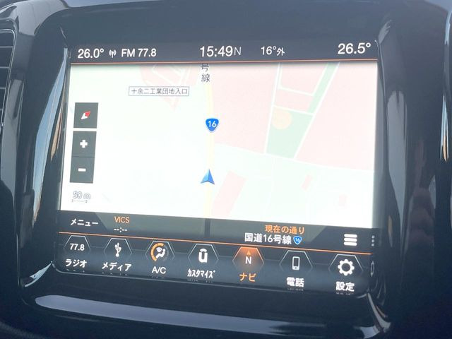 ��JEEP�����i�r:��̊��̂���i�r�́A����������ԓ������o���Ă���܂��BBluetooth�Đ��ȂǃI�[�f�B�I�@�\���[�����Ă���܂��̂ŁA�^�]�����y���߂܂���