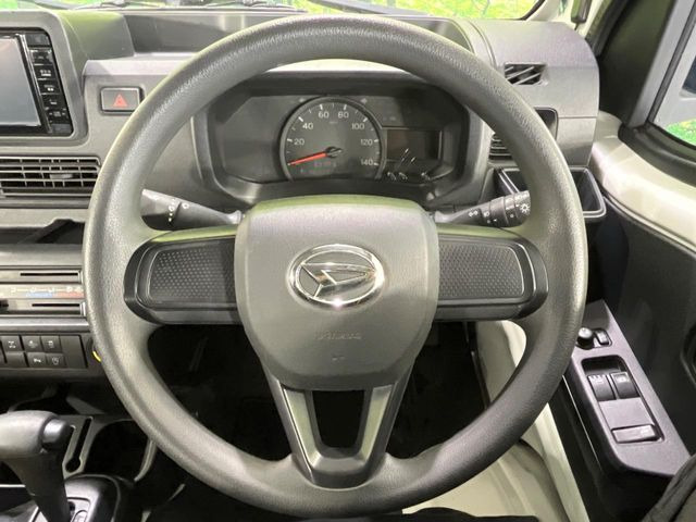 �C���e���A�ɍ��킹���f�U�C���̃X�e�A�����O�́A�^�]�������̂��Ƃ��l���A�^�]���₷���`��A�傫���ł��B�����x�A���ۂɐG���Ă��m���߂��������B