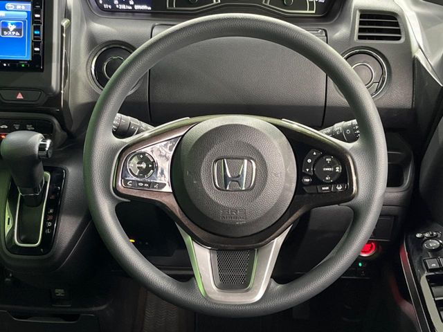 �C���e���A�ɍ��킹���f�U�C���̃X�e�A�����O�́A�^�]�������̂��Ƃ��l���A�^�]���₷���`��A�傫���ł��B�����x�A���ۂɐG���Ă��m���߂��������B