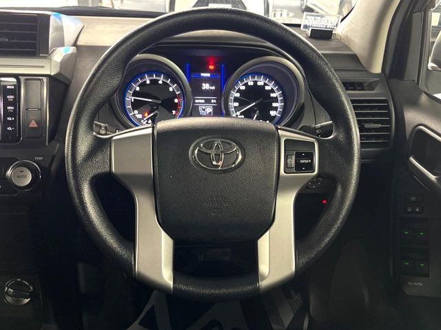 �C���e���A�ɍ��킹���f�U�C���̃X�e�A�����O�́A�^�]�������̂��Ƃ��l���A�^�]���₷���`��A�傫���ł��B�����x�A���ۂɐG���Ă��m���߂��������B