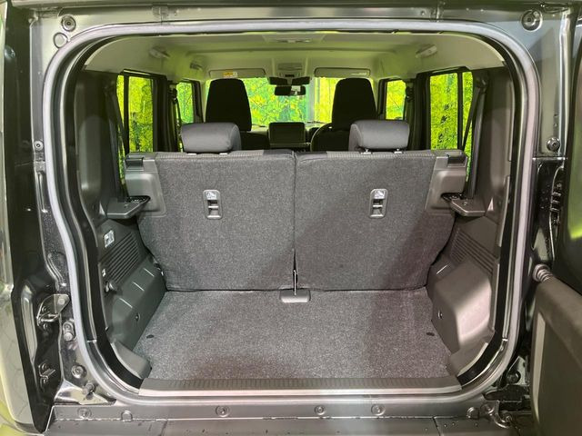 ���i�̂���������ʋ΁A���}���ɏ\���ȉ׎��X�y�[�X���m�ۂ��Ă���܂��B�Z�J���h�V�[�g��|���ƁA�傫�ȉו��̐ύڂ��\�ł���