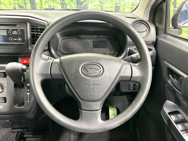 �C���e���A�ɍ��킹���f�U�C���̃X�e�A�����O�́A�^�]�������̂��Ƃ��l���A�^�]���₷���`��A�傫���ł��B�����x�A���ۂɐG���Ă��m���߂��������B