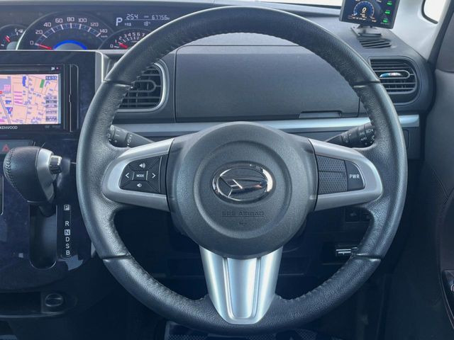 �C���e���A�ɍ��킹���f�U�C���̃X�e�A�����O�́A�^�]�������̂��Ƃ��l���A�^�]���₷���`��A�傫���ł��B�����x�A���ۂɐG���Ă��m���߂��������B