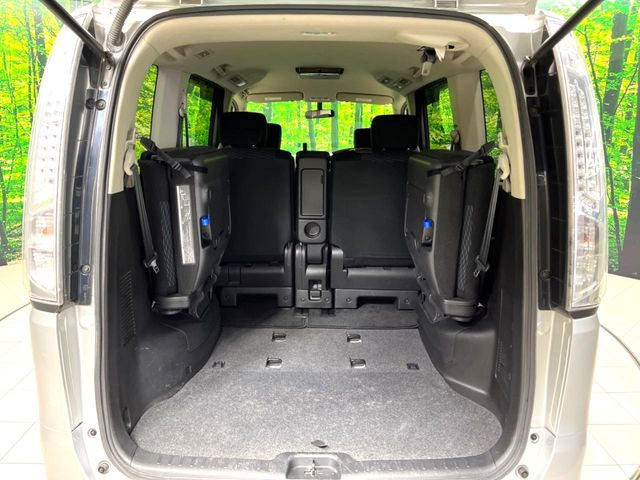 ���i�̂���������ʋ΁A���}���ɏ\���ȉ׎��X�y�[�X���m�ۂ��Ă���܂��B�Z�J���h�V�[�g��|���ƁA�傫�ȉו��̐ύڂ��\�ł���