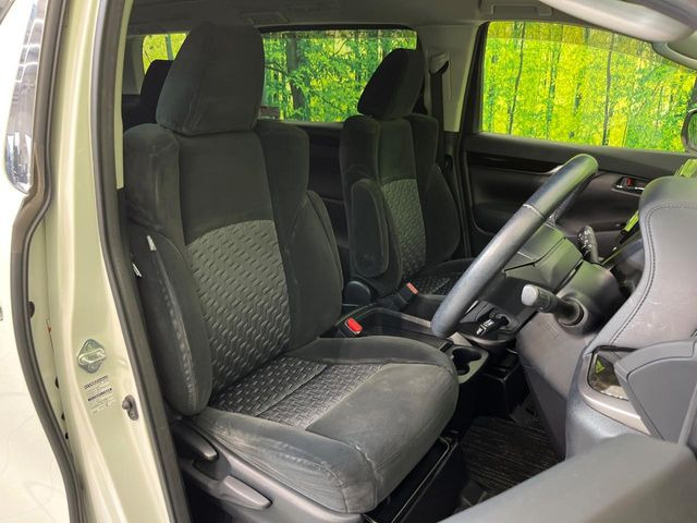 運転席シート廻りは使用感も少なく、良好な状態となっています。丁寧に使われていたことがよくわかりますね。