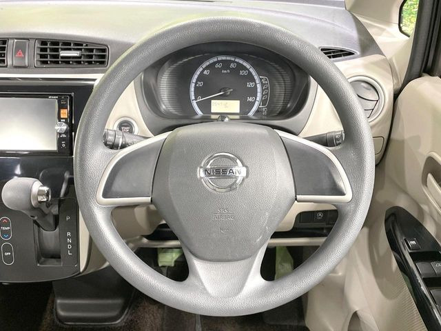 �C���e���A�ɍ��킹���f�U�C���̃X�e�A�����O�́A�^�]�������̂��Ƃ��l���A�^�]���₷���`��A�傫���ł��B�����x�A���ۂɐG���Ă��m���߂��������B