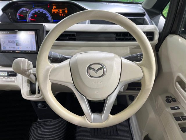 �C���e���A�ɍ��킹���f�U�C���̃X�e�A�����O�́A�^�]�������̂��Ƃ��l���A�^�]���₷���`��A�傫���ł��B�����x�A���ۂɐG���Ă��m���߂��������B