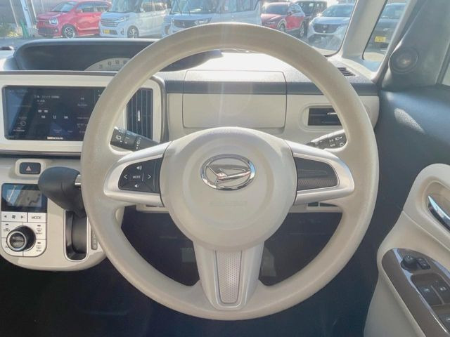 �C���e���A�ɍ��킹���f�U�C���̃X�e�A�����O�́A�^�]�������̂��Ƃ��l���A�^�]���₷���`��A�傫���ł��B�����x�A���ۂɐG���Ă��m���߂��������B