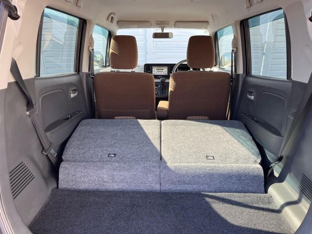 ���i�̂���������ʋ΁A���}���ɏ\���ȉ׎��X�y�[�X���m�ۂ��Ă���܂��B�Z�J���h�V�[�g��|���ƁA�傫�ȉו��̐ύڂ��\�ł���