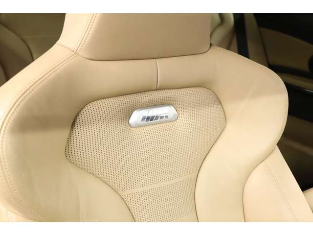 ���̂̓X�|�[�e�B�[�ł���Ȃ���������̓t�������m���U�[�Ŗ��邢��Ԃ��L�����Ă���܂����ABMW�̃X�|�[�c���f���炵���z�[���h���̂���V�[�g�`�󂪁A���O�W���A���[�ȕ��͋C�Ƃ̃M���b�v�𐶂ݏo���Ă���܂�