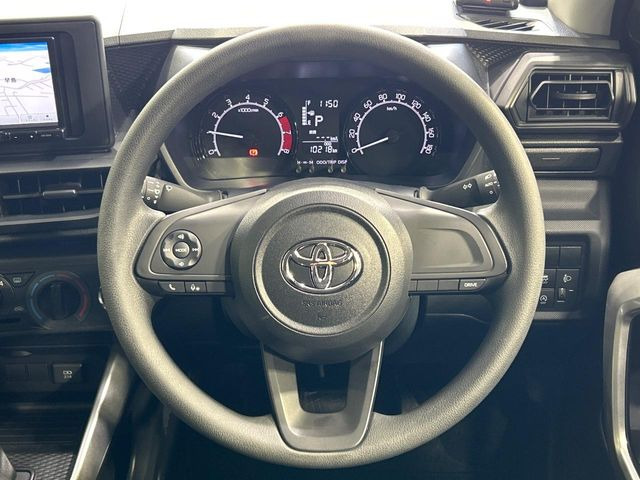 �C���e���A�ɍ��킹���f�U�C���̃X�e�A�����O�́A�^�]�������̂��Ƃ��l���A�^�]���₷���`��A�傫���ł��B�����x�A���ۂɐG���Ă��m���߂��������B