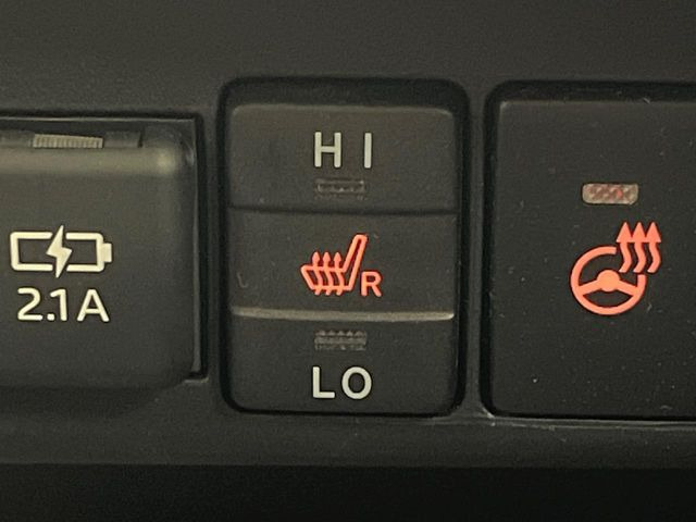 【シートヒーター】寒い日に重宝するシートヒーター!エアコンより早く温まってくれるので寒がりの人も安心ですね♪エアコンの温風は乾燥するから苦手、という方にもをおすすめです。