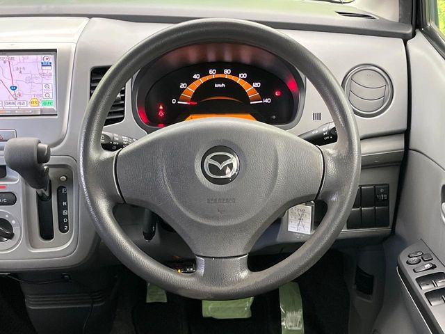 �C���e���A�ɍ��킹���f�U�C���̃X�e�A�����O�́A�^�]�������̂��Ƃ��l���A�^�]���₷���`��A�傫���ł��B�����x�A���ۂɐG���Ă��m���߂��������B