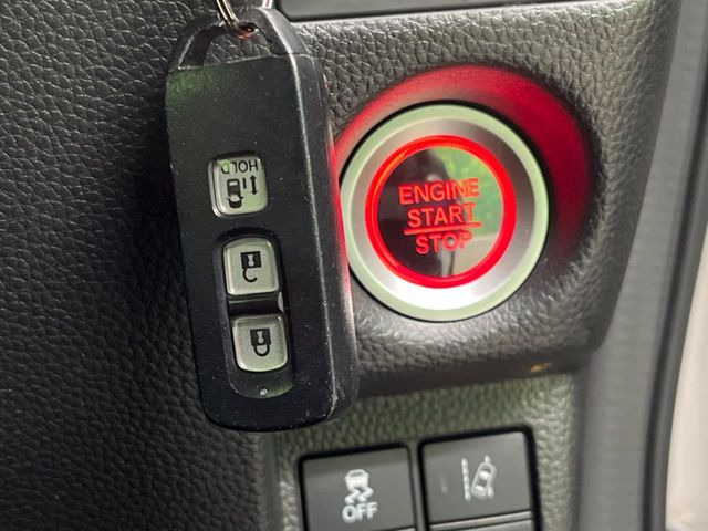 �yHonda�X�}�[�g�L�[�z�J�o����|�P�b�g�ɓ��ꂽ�܂܂ł��h�A�̎{���E�������\�ȃX�}�[�g�L�[�𑕔��B�G���W���̃I���E�I�t�����J�M�����o���K�v����������Ƃ��Ă��֗��ł���