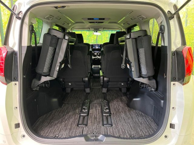 普段のお買い物や通勤、送迎等に十分な荷室スペースを確保しております。セカンドシートを倒すと、大きな荷物の積載も可能です♪