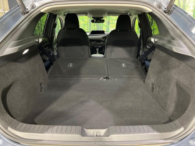 ���i�̂���������ʋ΁A���}���ɏ\���ȉ׎��X�y�[�X���m�ۂ��Ă���܂��B�Z�J���h�V�[�g��|���ƁA�傫�ȉו��̐ύڂ��\�ł���