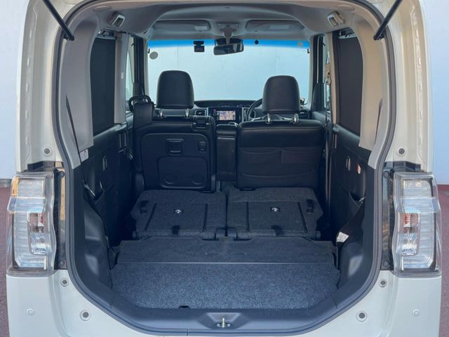 ���i�̂���������ʋ΁A���}���ɏ\���ȉ׎��X�y�[�X���m�ۂ��Ă���܂��B�Z�J���h�V�[�g��|���ƁA�傫�ȉו��̐ύڂ��\�ł���