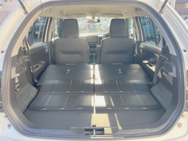 ���i�̂���������ʋ΁A���}���ɏ\���ȉ׎��X�y�[�X���m�ۂ��Ă���܂��B�Z�J���h�V�[�g��|���ƁA�傫�ȉו��̐ύڂ��\�ł���