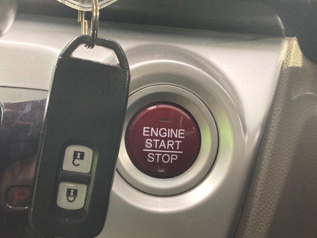 �yHonda�X�}�[�g�L�[�z�J�o����|�P�b�g�ɓ��ꂽ�܂܂ł��h�A�̎{���E�������\�ȃX�}�[�g�L�[�𑕔��B�G���W���̃I���E�I�t�����J�M�����o���K�v����������Ƃ��Ă��֗��ł���