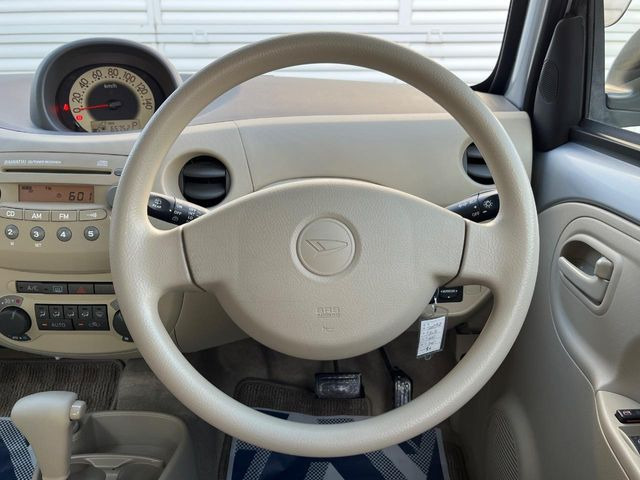 �C���e���A�ɍ��킹���f�U�C���̃X�e�A�����O�́A�^�]�������̂��Ƃ��l���A�^�]���₷���`��A�傫���ł��B�����x�A���ۂɐG���Ă��m���߂��������B