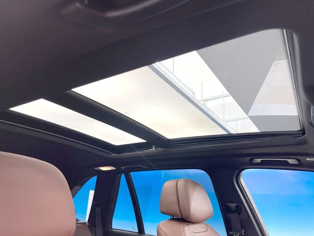 ���p�m���}�~�b�N�K���X���[�t:�唗�͂̃p�m���}���[�t�́A�㕔���Ȃɂ܂ő����Ă���A�J���I�ȋ�Ԃ����y���݂��������܂��B