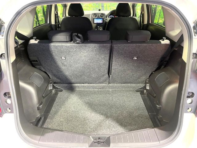 ���i�̂���������ʋ΁A���}���ɏ\���ȉ׎��X�y�[�X���m�ۂ��Ă���܂��B�Z�J���h�V�[�g��|���ƁA�傫�ȉו��̐ύڂ��\�ł���